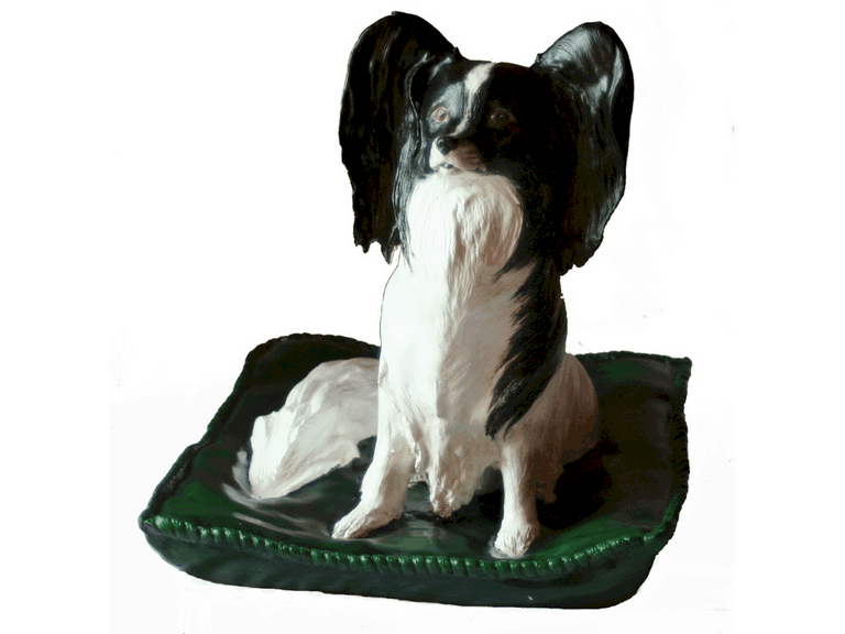 Sculpture d'un chien de race papillon par l'artiste Laurence Saunois