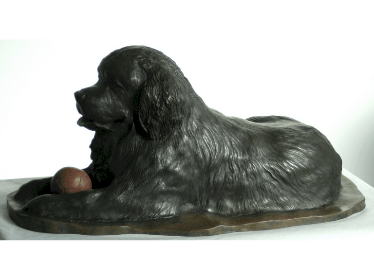 Sculpture d'un chien Terre Neuve couché : sculpteur Laurence Saunois