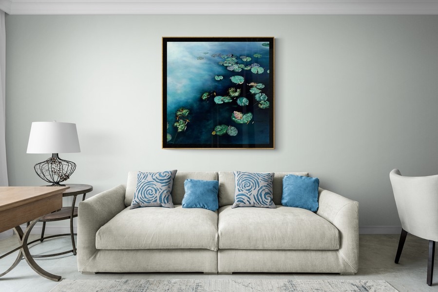 Tableau de Nympheus Luminansis de l'artiste Laurence Saunois, dans un salon