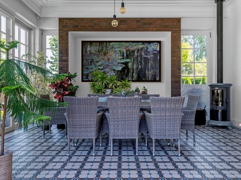 Peinture Nympheus Luminansis dans un salon luxieux - Artiste Laurence Saunois