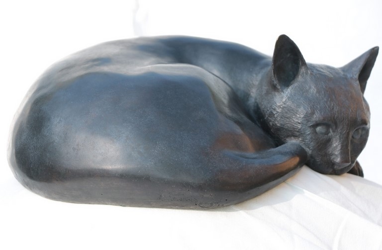 Sculpture de chat Chartreux en bronze par l'artiste animalier Laurence Saunois