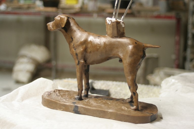 Sculpture de braque par Laurence Saunois, artiste peintre animalier
