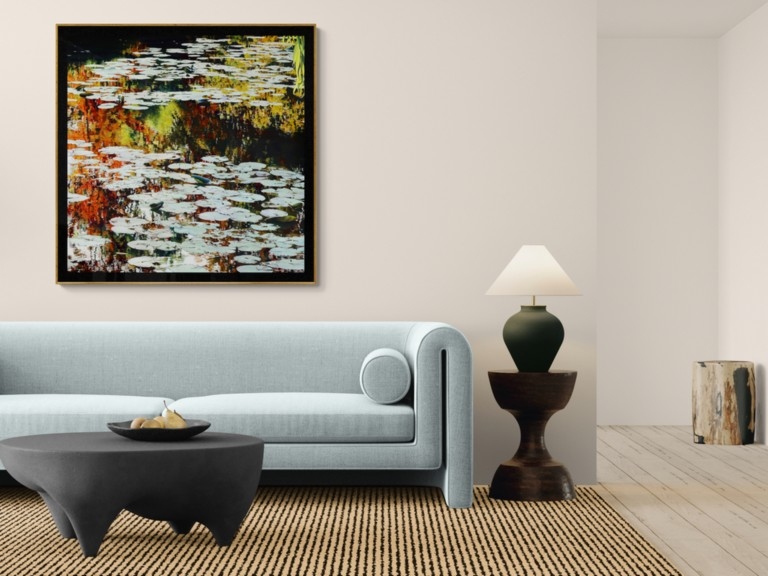 Le tableau Nympheus Luminansis, lumières d'automne, dans un salon - artiste peintre Laurence Saunois