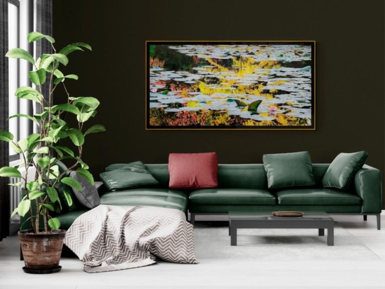 Tableau de Nympheus Luminansis de l'artiste Laurence Saunois, dans un salon vert avec plante