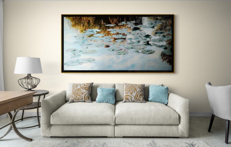 Tableau de Nympheus Luminansis de l'artiste Laurence Saunois, dans un salon blanc