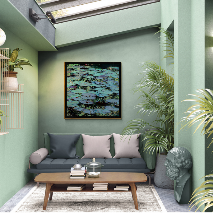 Peinture à l'huile « Nympheus Luminansis – Lumières célestes » de Laurence Saunois, exposée dans un salon agrémenté de plantes