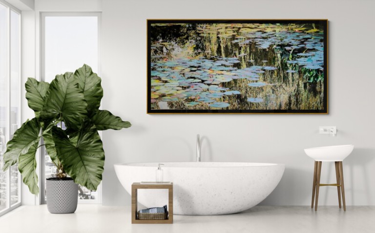 Tableau Nympheus Luminansis dans une salle de bain en situation - Laurence Saunois, artiste peintre