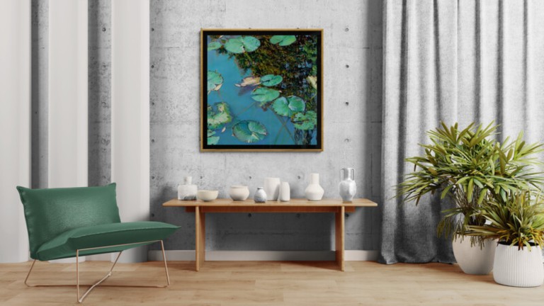 Tableau Nympheus Luminansis dans un salon avec des plantes en situation - Laurence Saunois, artiste peintre