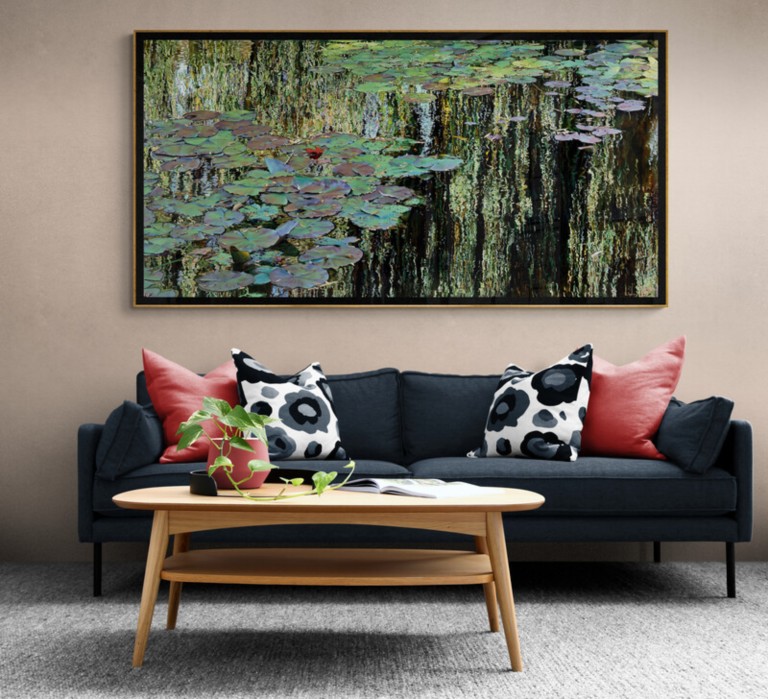 The painting Nympheus Luminansis staged in a living room - Laurence Saunois, painter