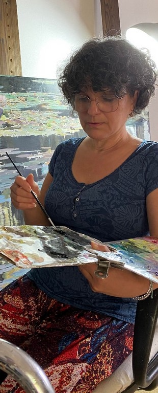 Laurence Saunois, animal artist, in her studio