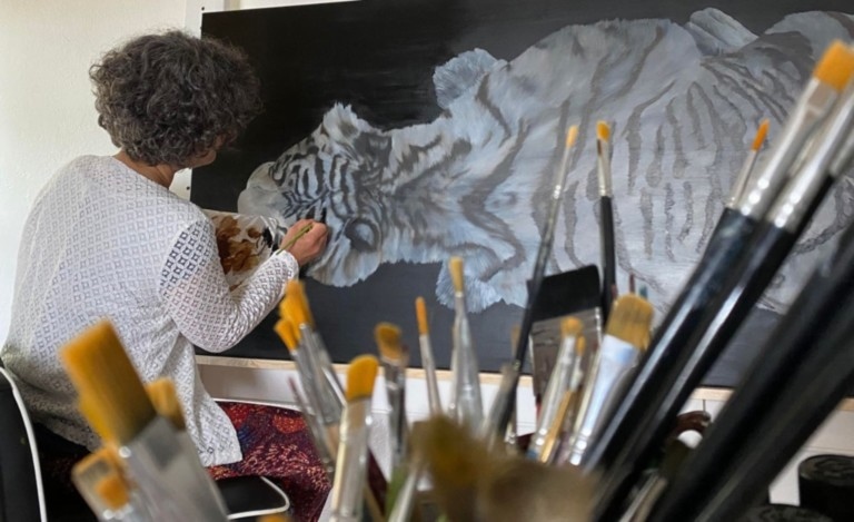 Travail en cours sur le tableau de tigre blanc de laurence Saunois, artiste