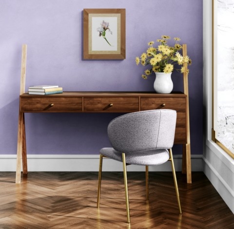 Dessin d'un iris violet encadé audessus d'un bureau