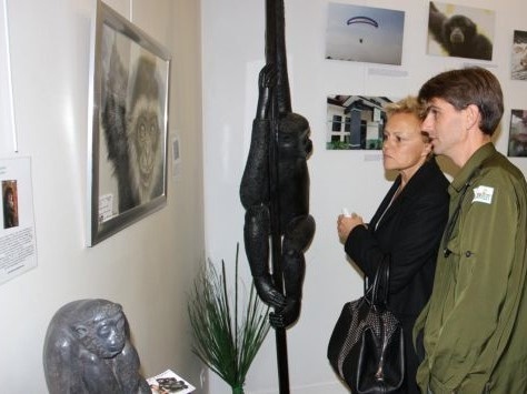 Chanee et Muriel Robin devant un des dessins de gibbon de Laurence Saunois, artiste peintre animalier