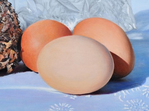 Détails - "le jour d'après" (oeufs, nid et poule en plastique) par laurence Saunois, peintre animalier