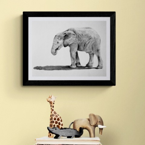 Tableau d'un dessin d'éléphanteau en situation avec des sculptures africaines