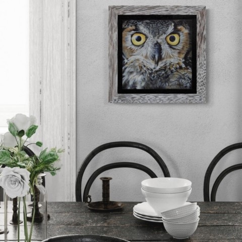 Tableau de Hibou en gros plan en situtation dans une salle à manger