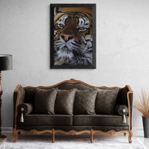 Tableau d'un portrait de tigre en situation dans un salon audessus d'un canapé ancien