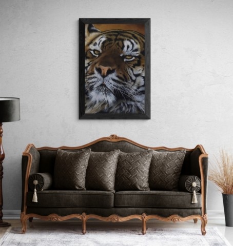 Tableau d'un oprtrait de tigre dans un salon vintage - artiste animalier Laurence Saunois
