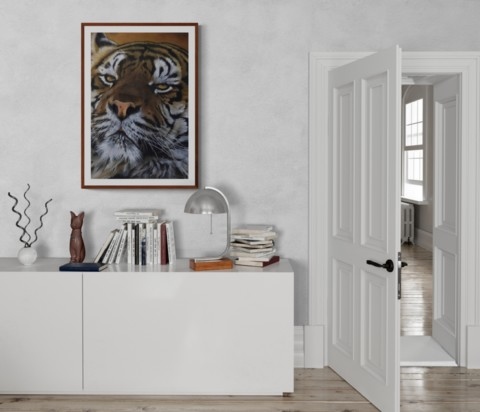 Peinture de portrait de tigre dans un cabinet blanc - artiste animalier Laurence Saunois