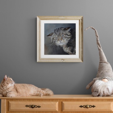 Tableau d'un portrait de chat sauvage en situation au dessus d'un buffet avec un chat couché