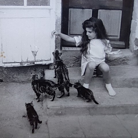 La peintre animalier Laurence Saunois enfant avec des chats