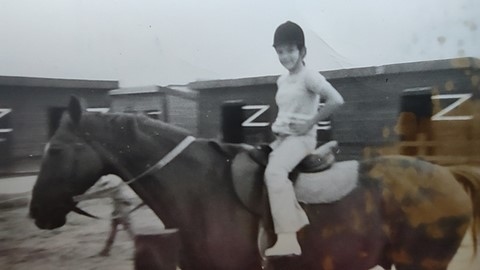 La peintre animalier Laurence Saunois, enfant sur un cheval