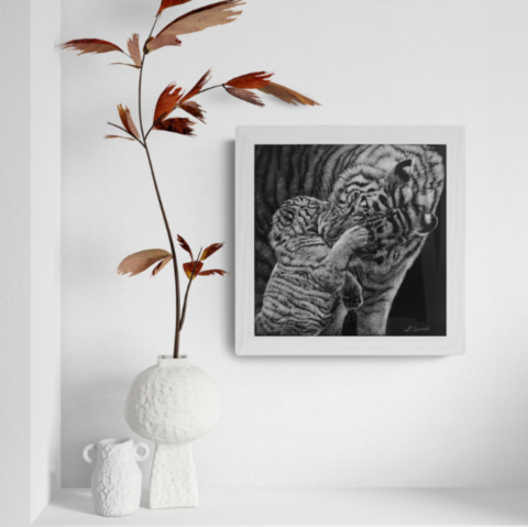 Scratchboard d'une tigresse et de son petit en situation avec un vase