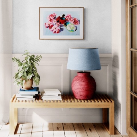 Tableau de fleurs et bourdon encadré audessus d'une table basse