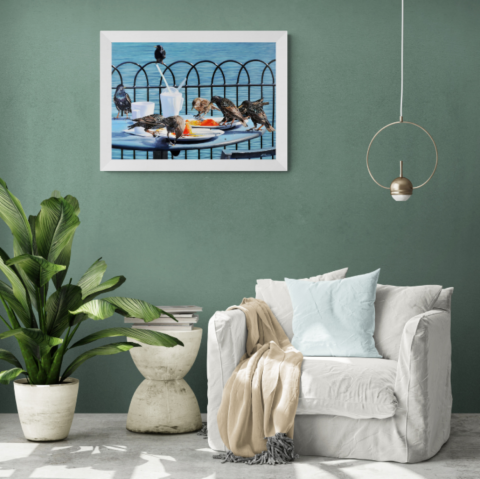 Tableau d'étourneaux en situation dans un salon audessus d'un fauteuil