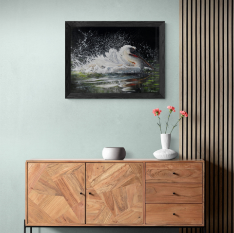 Tableau d'un pélican blanc au bain en situation au dessus d'une commode
