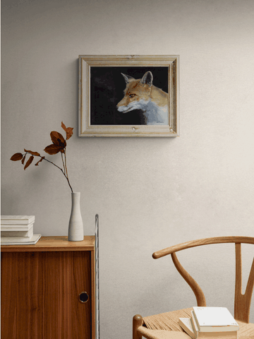 Tableau de renard (portrait) encadré, dans un salon, réalisé par la peintre animalier Laurence Saunois