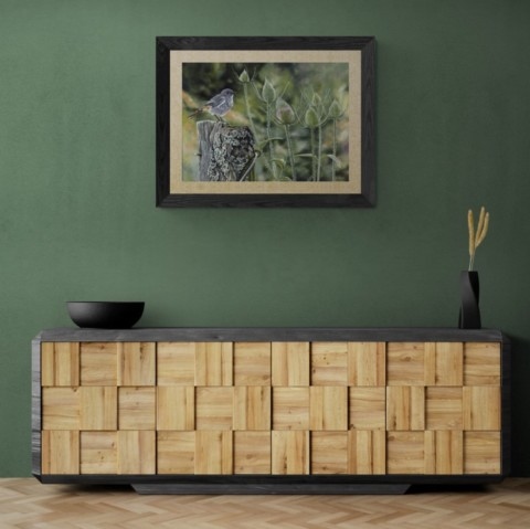 Tableau d'un rouge queue perché sur un piquet en situation au dessus d'une commode