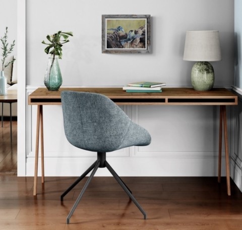 Tableau de mésanges qui se battent en situation au dessus d'un bureau
