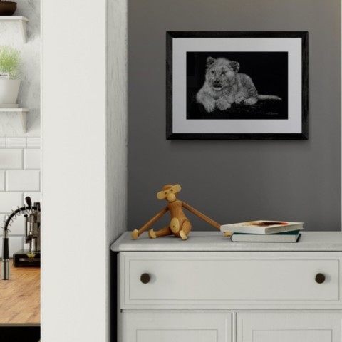 Scratchboard d'un lionçeau blanc en situation au dessus d'une commode