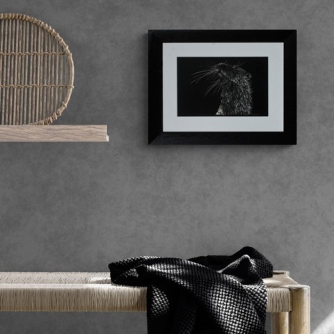 Scratchboard d'un portrait de loutre en situation au dessus d'un banc