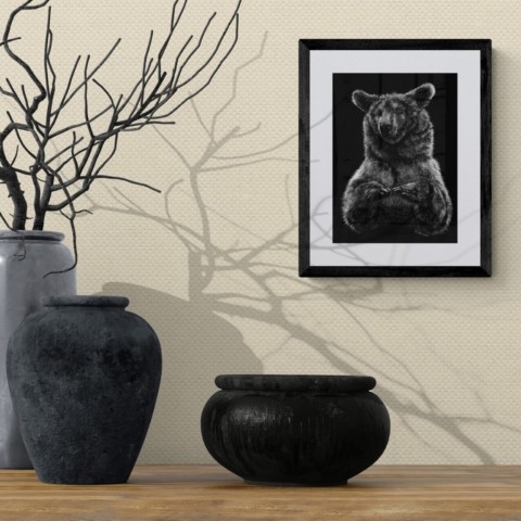 Scratchboard d'un ours de pyrénées debout en situation avec des vases