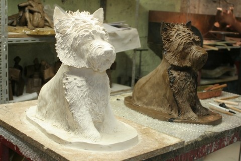 Sculpture de chien westie : sculpteur Laurence Saunois