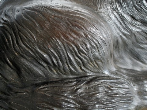 Sculpture d'un chien Terre Neuve couché (détail du poil) : sculpteur Laurence Saunois