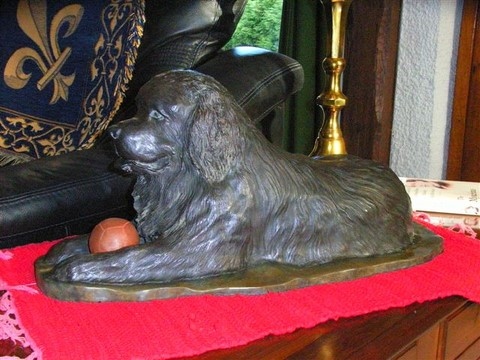 Sculpture d'un chien Terre Neuve couché : sculpteur Laurence Saunois