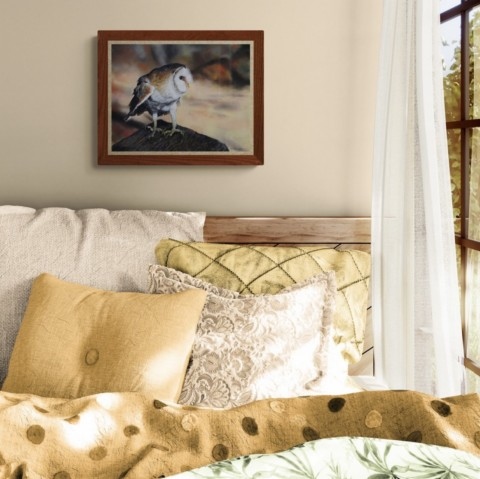Tableau de chouette effraie en situation dans un chambre audessus d'un lit - par L'artiste Laurence Saunois, peintre animalier