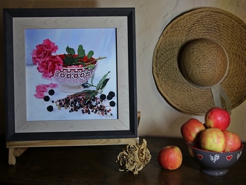 Peinture Nature morte en situation - bol et roses - par Laurence Saunois, peintre animalier