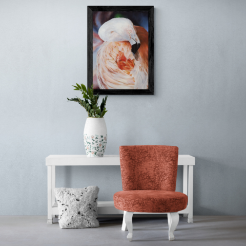 Peinture d'un flamant rose en situation au dessi d'un petit meuble par L'artiste Laurence Saunois, peintre animalier