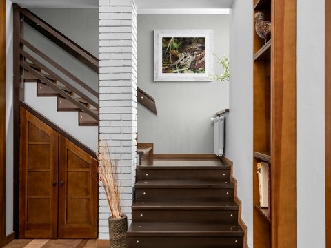 Peinture de bécasse dans un escalier par Laurence Saunois, peintre animalier