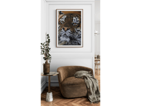 Tableau d'un portrait de tigre dans un salon par Laurence Saunois, peintre animalier