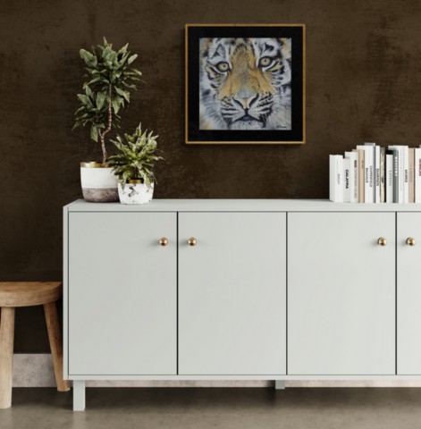 Tableau d'un portrait de jeune tigre en situation dan un salon au dessus d'un meuble blanc